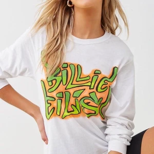 Billie eilish x Forever 21 - billie eilish x forever 21 tröja som jag köpte i Los Angeles för ca 200kr! Insåg sedan att jag inte var ett så stort fan av henne och den kom därför aldrig till användning😅 tröjans skick är 10/10! Möts upp runt t-centralen, annars tillkommer frakt☺️💞