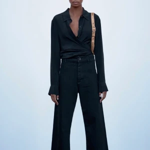 Marine straight beige byxor  - Fanns tyvärr ingen bild på modellen NÖR de beiga byxorna var på men de är lika dana som de svarta fast beiga. Kan skicka bilder på om det önskas. Byxorna är en kortare modell och super sköna. Formar rumpan bra. Orginalpris 400