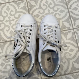 Skor  - Har bestämt mig för att sälja mina fina Karl Lagerfeld skor. Använda väl men fortfarande i väldigt fint skick. Nypris; 1800kr. Både påse och kartong finns kvar till skorna. Frakten tillkommer 💕✨