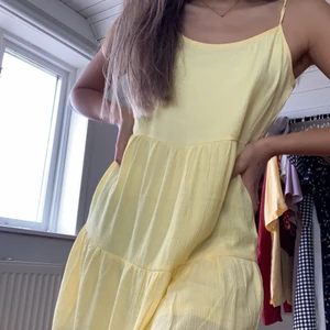 Gul klänning🍋 - Supersomrig klänning, aldrig använd (lappar kvar) säljer då jag har för många klänningar💖 lite stor i storleken så både s och m kan passa🥰