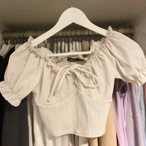 Vit topp - Jättefin vit topp, endast använd 1-2 gånger! Passar S