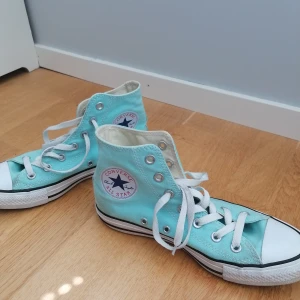 Turkosa converse storlek 37.5 - Ett par turkosa converse säljes för 270 kr, köpta för 699 kr💕(kan diskuteras, använda ca 4 gånger) ✨Kan mötas upp i Helsingborg/Ängelholm 📌⚡Frakt kan diskuteras
