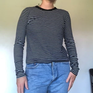 Långärmad tröja från Weekday, strl S - Långärmad randig tröja från Weekday, strl S. Aldrig använd! Mjukt material. Köparen står för frakt💕