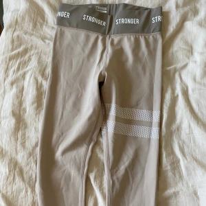 Träningsbyxor från stronger - Snygga tights från stronger, tyvärr aldrig använda! Säljer för 250 kr inkl frakten, vid snabb affär kan priset ändras, storlek S