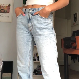 Jeans från Mango - Säljer dessa somriga blå jeans från mango, använda enstaka gång. Super sköna och passar till det mesta. ☺️