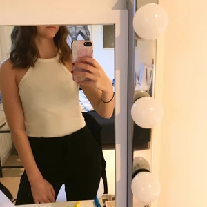 Topp från Bikbok - En vit topp från Bikbok i storlek XS