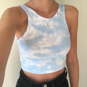 Tiedye linne 9 - Ett supersnyggt tie-dye färgat linne i en croppad modell. Har aldrig använt så det är nyskick. Frakt tillkommer på 22kr. Eftersom dessa linnen är väldigt populära och många vill köpa är det viktigt att man kan swisha direkt! :) se min profil för fler!!
