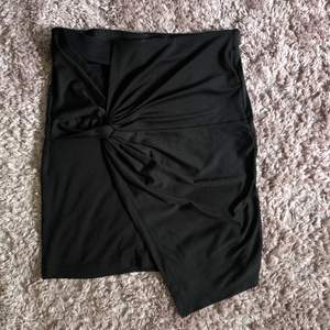 Oanvänd svart kjol i nyskick. Superskönt stetchigt material som formar sig väldigt fint över rumpan. 