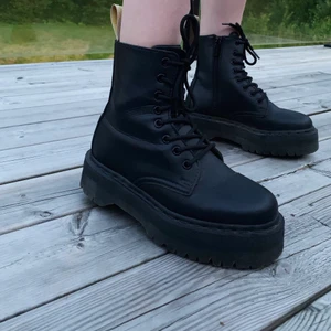 Dr Martens - Dr Martens Jadon Vegan platå. Endast använda ett fåtal gånger pga fel storlek. Köpta för 2400kr. FRAKT: 100kr