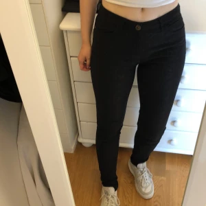 Svarta jeans  - Svarta tajta jeans som skimrar och har ett diskret blommönster som syns på nära håll för en liten twist :) Strl 38 🌼 Mötas eller leverera