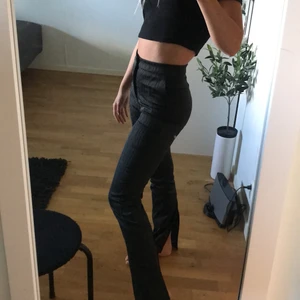 Snygga vida kortymbyxor! - Ett par vida kostymbyxor med en slits längst ner som är slutsålda! Långa i modellen med fint skick! Orm möstergaktiga med samer tråd!