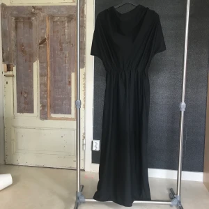 80-tals klänning  - Riktig 80-tals klänning, omärkt men sitter bra på en S. Jag är 174 och den går ner till fötterna! Lite blankt tyg. Köpare står för frakt 👯‍♂️💃