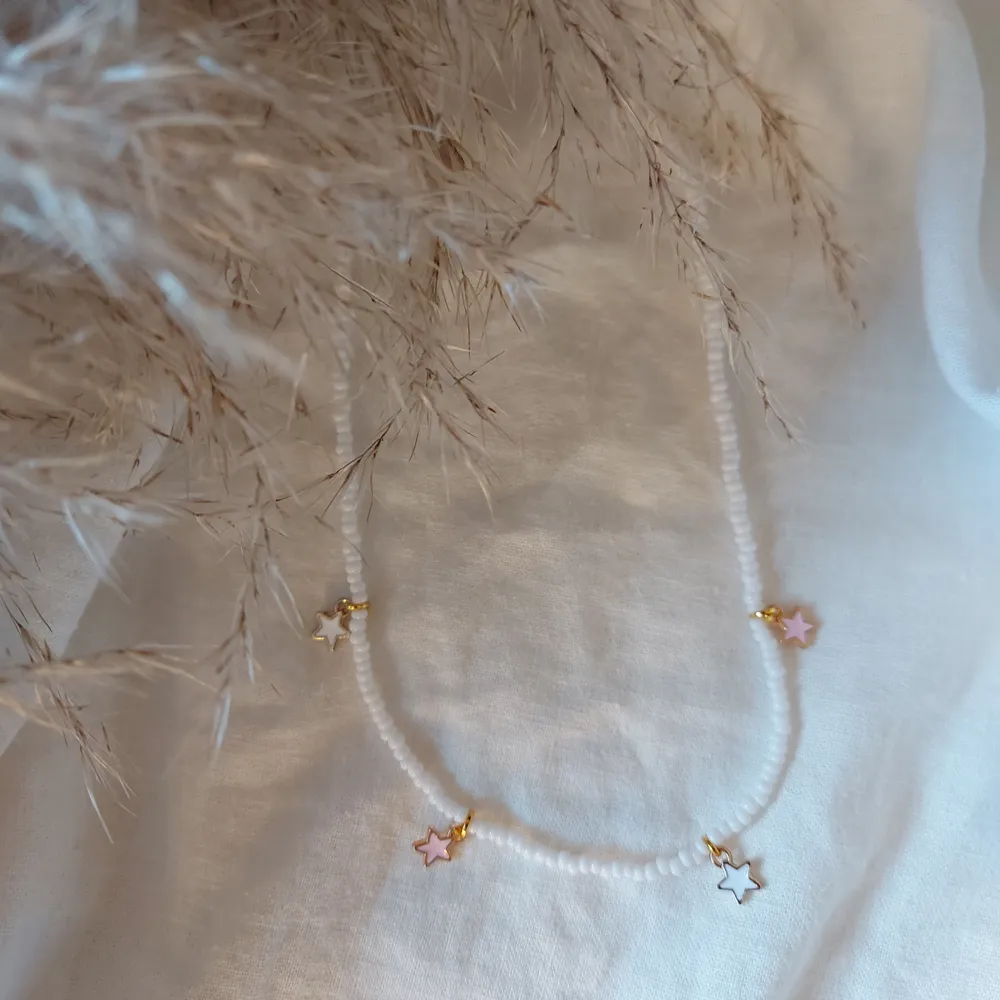 Lätt och enkelt superfint halsband med specialbeställda stjärnor som fåtal äger⚡ Pris: 89 kr (frakt är medräknat i priset) kolla gärna min Instagram för mer produkter pearlz.wear . Accessoarer.