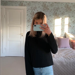 Blus - Säljer en svart blus från Gina i sl 36, skulle dock säga att det mer är en sl 34😊 har knäppning och är öppen i ryggen! Pris: 75 kr. FRAKT TILLKOMMER💗🧚🏼