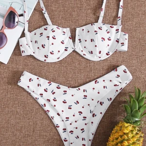 Oanvänd bikini i storlek xs från shein - Helt oanvänd fin bikini från shein. Den är storlek S men skulle säga att den mer är en XS. 90kr+frakt💕