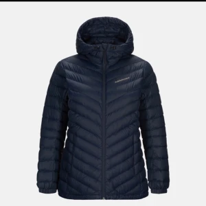 Peak jacka dam  - Säljer min peak jacka I storlek M men passar S också. Säljer den för 2300 kr pris kan diskuteras vid snabb affär