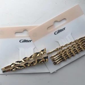 Hårspännen  - Hårspännen från glitter nypris 70kr styck. Aldrig använda men superfina! Säljer dem då de inte kommer till användning. 40kr för båda eller 25kr styck. Frakt på 19kr tillkommer! 💫💛