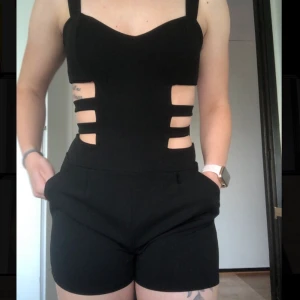 Playsuit - Mycket elegant playsuit, använd bara vid ett tillfälle. Storlek xs-s då den är ganska strethig i tyget.