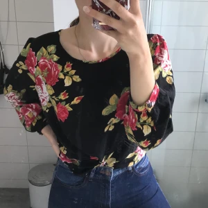 Blommig blus  - Fin sommar blus i storlek XL, funkar jättebra till jeans eller en skjol. Säljer pga att jag inte använder tröjan längre.