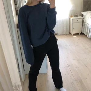 Weekday jeans-rowe - Weekday jeans i modellen rowe, storlek w25/32. Så fina jeans men som tyvärr är lite för små för mig. Är 168 och brukar ofta ha w25, så skulle säga att dessa jeans är ganska tajta. Buda i kommentarerna, om det är fler som är intresserade❤️
