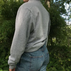 Sweatshirt - Grå sweatshirt med dragkedja och ficka. Knappt använd så ser ny ut! Stl XS men passar även S. Frakt 63kr tillkommer. 