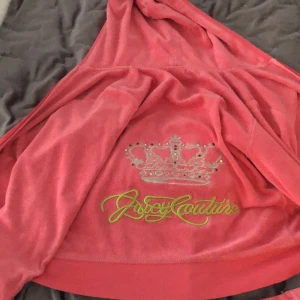 juicy couture tröja - Säljer min juicy couture tröja, den är ganska liten i storleken. Köparen står för frakten!