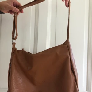 Snygg rymlig handväska - Super fin brun och rymlig handväska! Har jättemånga fack och ett band som går att göra både kort och långt. Jag har knappt använt den. ❤️