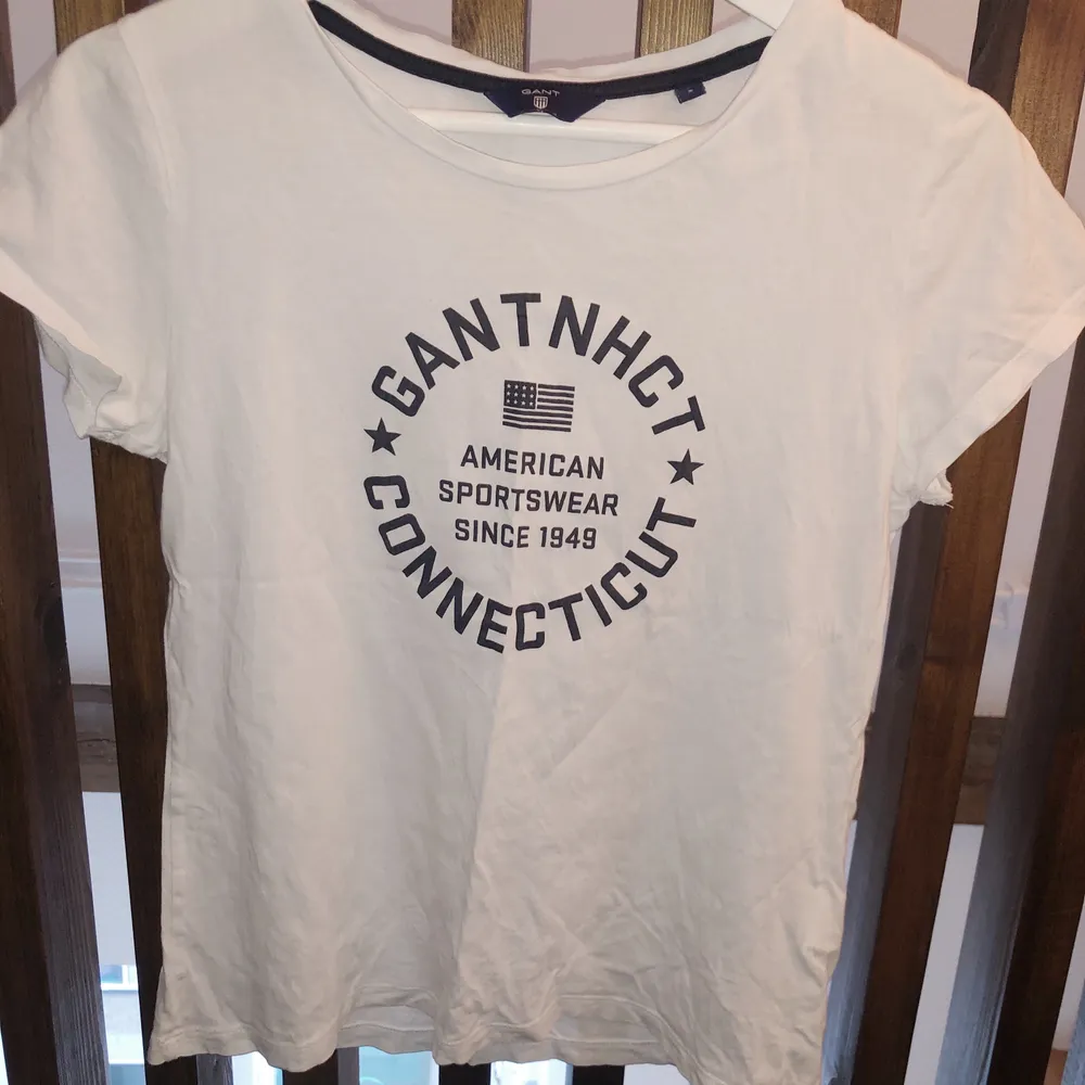 T-shirt från Gant! Använd endast 2-3 gånger. MYCKET fint skick! Storlek S. Säljer för 90 kr + frakt ☺️. T-shirts.