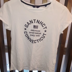 Gant t-shirt🤩 - T-shirt från Gant! Använd endast 2-3 gånger. MYCKET fint skick! Storlek S. Säljer för 90 kr + frakt ☺️