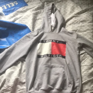 tommy hilfiger - tommy hilfiger hoddie från turkiet köparen står för frakt