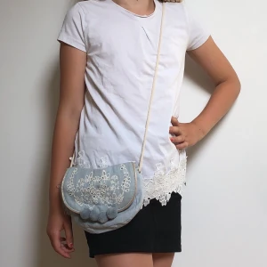 Blå handväska  - Blå handväska med fina detaljer🦋