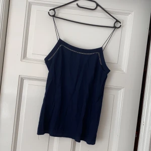 Blått linne - Mörkblått linne med mönstrad kant