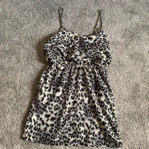 Leopard klänning från Nelly strl S - Fint skick, använd ett fåtal gånger.
