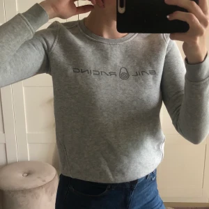 Sail racing tröja  - Jag säljer denna sail racing tröja som är i ett mycket bra skick! Tröjan är i storleken Xs men funkar även som S. Jag säljer denna för 200kr + frakt. Hör av dig till mig om du funderar på något🤍