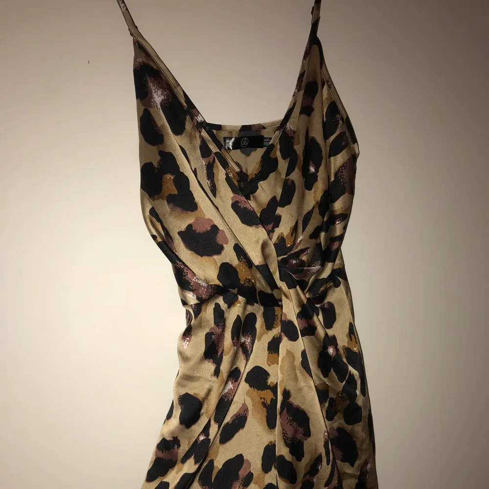 Leopardmönstrad sidenklänning, går omlott med en liten slits.. Klänningar.
