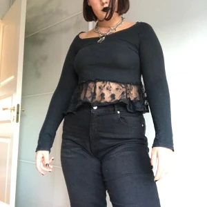 Svart tröja med spets detaljer - Tröja från tessie i göteborg. Skriv för mer info