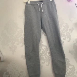 Mjukisbyxor  - Sköna ljus gråa mjukis byxor i storlek 158/164 med fickor. Som tyvärr har krymt i torktumlaren så den ha blivit mindre och passar inte mig  längre men är inget fel på dom annars 