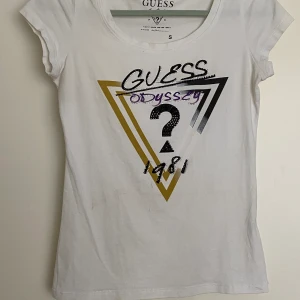 Guess tshirt - Vit guess T-shirt small