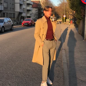Kappa/Trenchcoat  - Säljer min fina trenchcoat från HM, nypris 1000 kronor, säljer för 400! Nyskick!