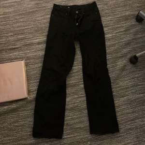 Svarta straightleg jeans😍 - As snygga svarta jeans typ straight leg😍passar de flesta storlekaena upp till M (26/27) de e typ midrise