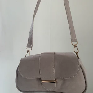 Väska - Bohoo - Liten beige väska från Bohoo, aldrig använd! Säljs pga att det inte var min stil. Köparen står för frakt