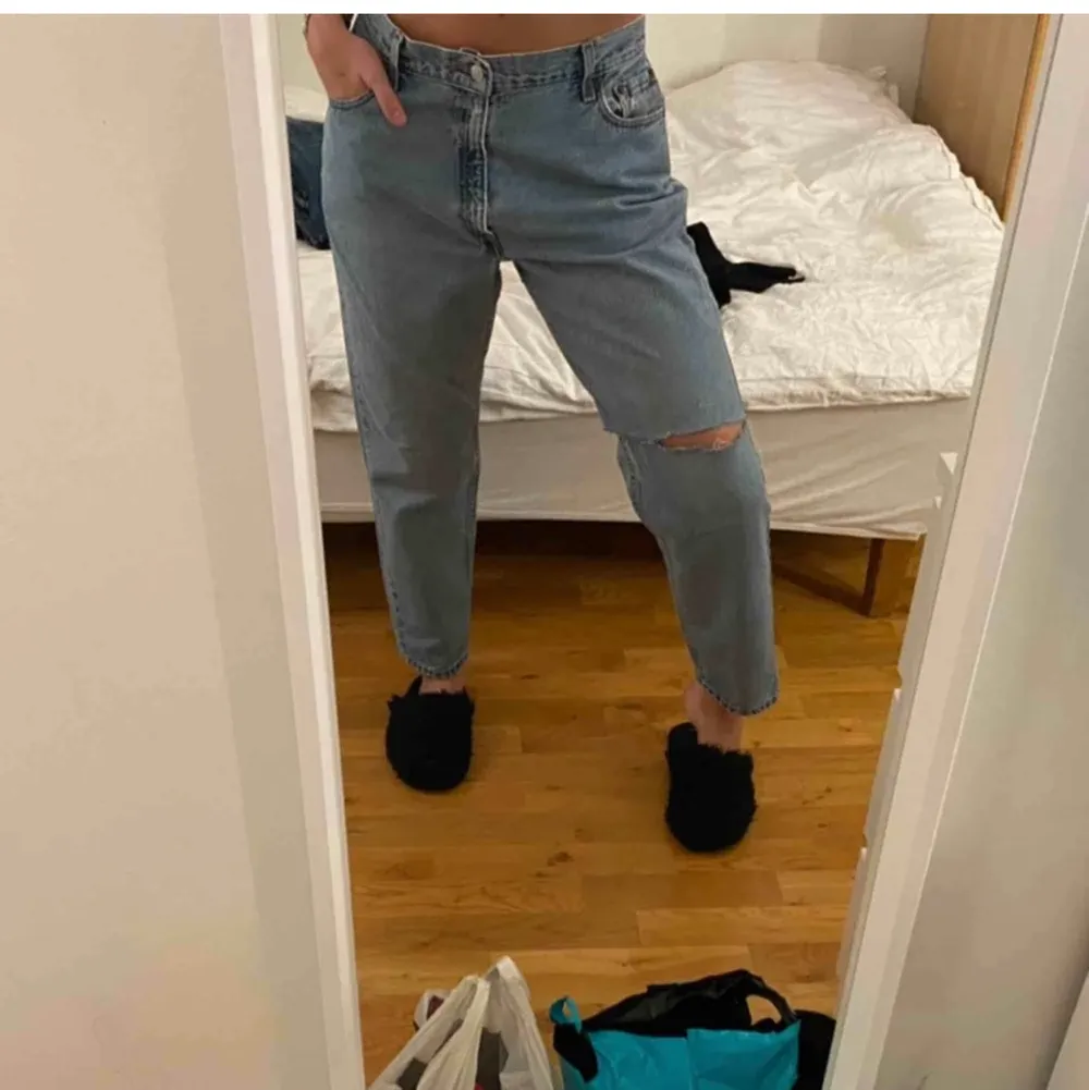 Så snygga Levis jeans som jag köpte här på plick men som var alldeles för stora för mig 🥺 står inte storlek men uppskattar att de är W29 eller W30 och längd 30! Dvs typ strl 40! Bilden är lånad från förra ägaren och passformen är relaxed på henne. Frakt tillkommer <3. Jeans & Byxor.