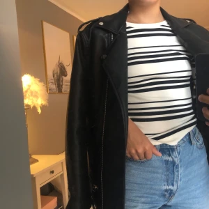 Tröja från zara - Lång armad tröja från zara DIREKT FRÅN BUTUK OCH ALDRIG ANVÄND !!!! Mjuk och stretchig men är ganska tajt