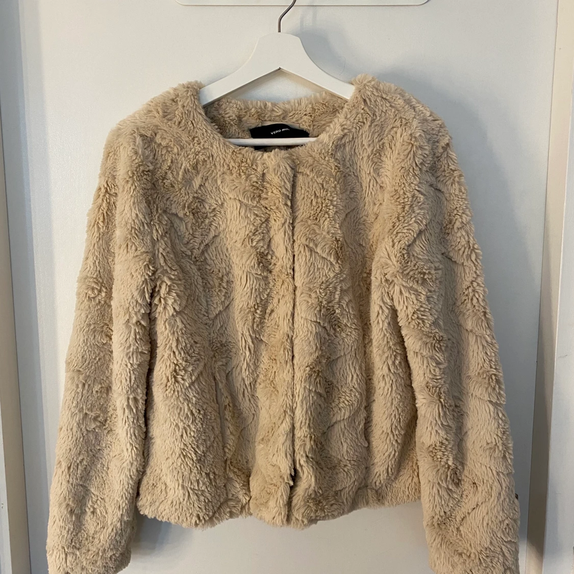 Beige pälsjacka från veromoda  - 90