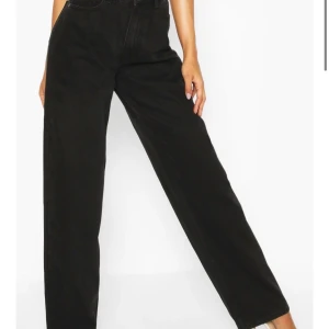 Trendiga jeans - Snygga jeans från boohoo i storlek 36. De är tall i modellen men går och klippa av om man är kortare! Jag själv är 176 och dom är ner på fötterna på mig! 