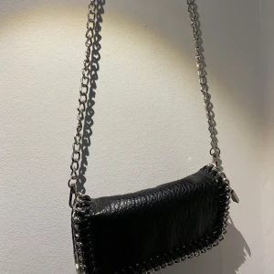 Svart axelväska - Svart axelväska som är köpt på Scorett förr förra året men fortfarande som ny! Säljer på grund av brist på användning. Fraktkostnad tillkommer på 59-79kr!