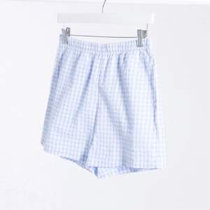 helt oanvända (tags kvar) shorts från monki i ginhammönster - stl S - nypris 250kr - bud från 150kr
