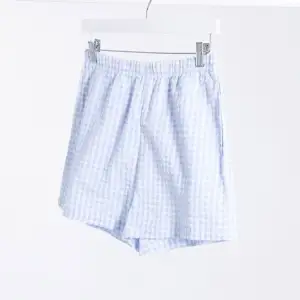 helt oanvända (tags kvar) shorts från monki i ginhammönster - stl S - nypris 250kr - bud från 150kr