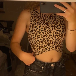 Linne - Leopard-mönstrat linne som går omlott nertill och framhäver midjan. 