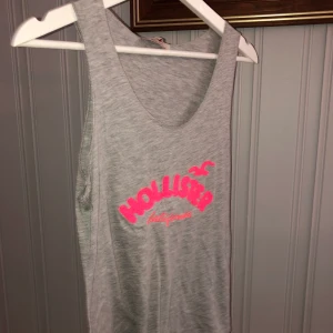 Hollister  - Äkta hollister linne, aldrig använt och är i nyskick. Storleken står Medium men är mer som en XS/S. Köparen står för frakt annars kan man mötas upp i Sundsvall/Timrå 